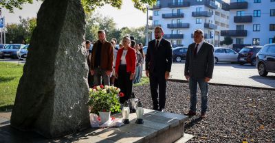 Hołd ofiarom wojny przy dwóch miejscach pamięci